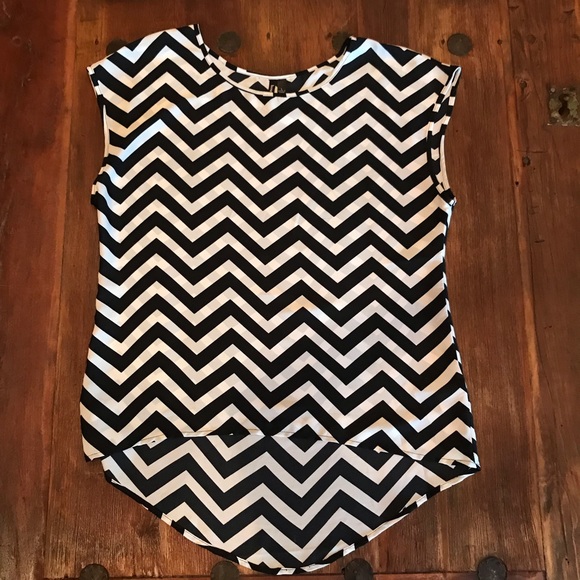 Black & White Chevron Print Top - Picture 1 of 6